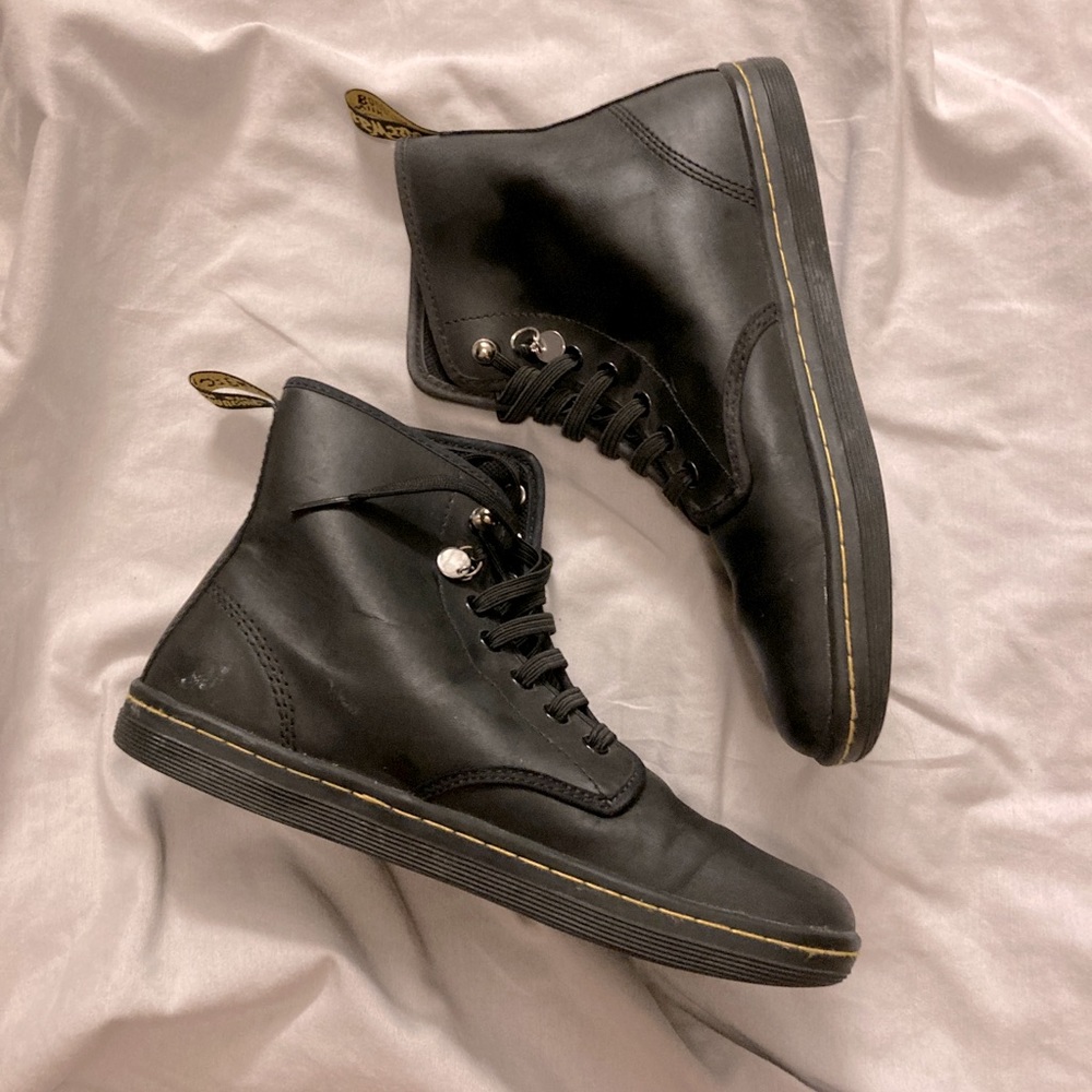 DOC MARTENS! Retro Black Dr. Martens AirWair womens size 8, great condition!